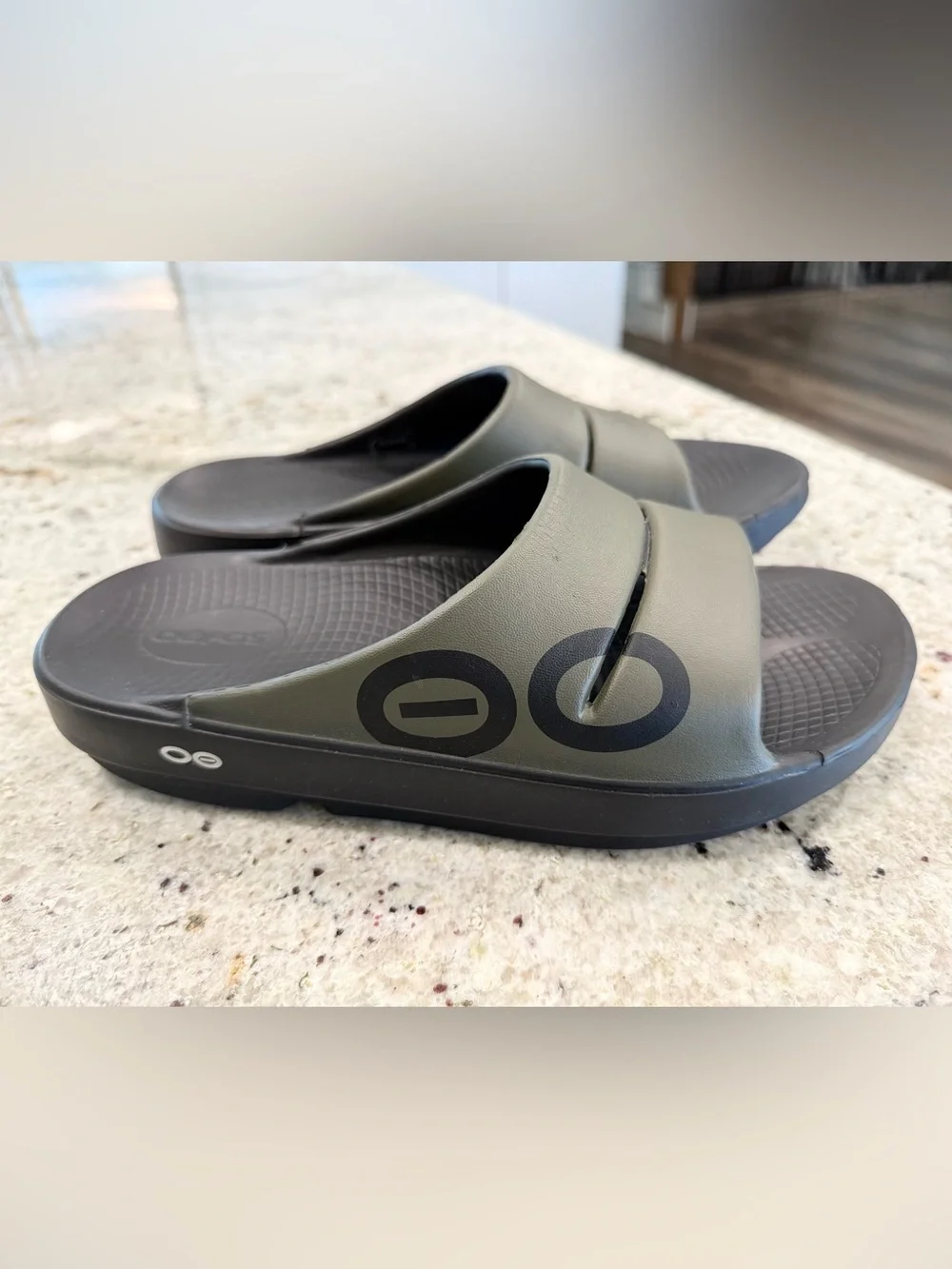 OOFOS Unisex Olive Green and Black Recovery Slides